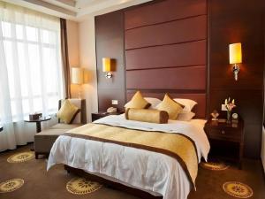 Giường trong phòng chung tại Hotel Ramada Plaza Hangzhou Xiaoshan