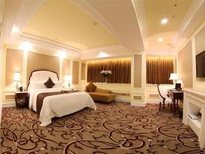 PingzhouにあるFoshan Jubilee Hotelのベッドとソファのあるホテルの部屋
