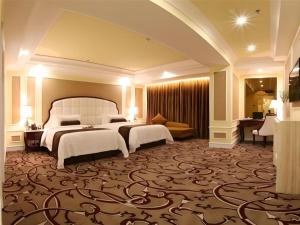 PingzhouにあるFoshan Jubilee Hotelのベッド2台とソファが備わる広いホテルルームです。 +94枚の写真