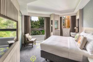 una camera d'albergo con un letto grande e una finestra di Stanford Hillview Hotel Hong Kong a Hong Kong