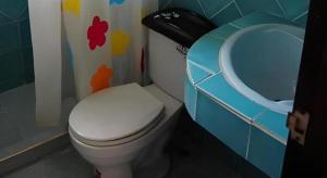 un bagno con un water bianco e un lavandino di Samui Natien Village a Natien Beach Altre 73 foto