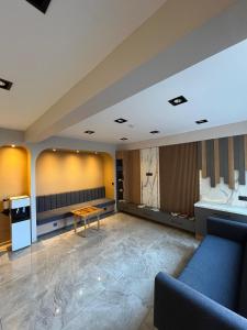 een grote kamer met een tafel en een bank bij The Reina Hotel in Istanbul