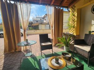 a patio with a table and chairs on a balcony at Hotel IL Rifugio in Gonzaga