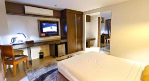 TV a/nebo společenská místnost v ubytování Home Crest Hotel