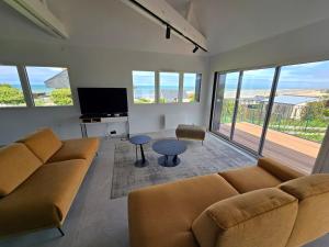 TV a/nebo společenská místnost v ubytování Midgard Sea view villa