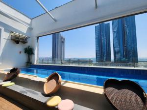 Bazén v ubytování Hound Hotel Busan Station nebo v jeho okolí