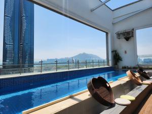 Bazén v ubytování Hound Hotel Busan Station nebo v jeho okolí