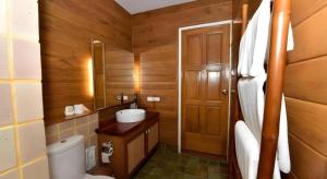 ein kleines Badezimmer mit Toilette und Waschbecken in der Unterkunft Chiangkham Luang Resort in Ban Huai Sai + 174 Fotos