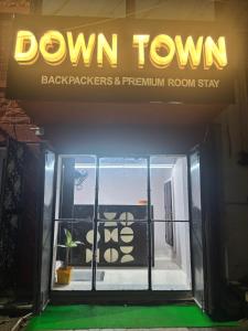 een bord met de tekst 'downtown' boven een gebouw bij Hotel Downtown in Jodhpur +1 foto