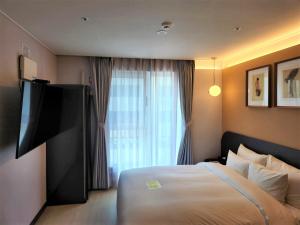 Postel nebo postele na pokoji v ubytování Hound Hotel Busan Station