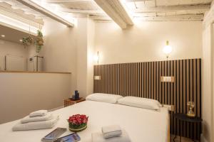 1 dormitorio con 1 cama y toallas en una mesa en Cozy Studio in the Oltrarno Area, en Florencia