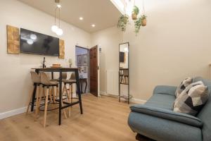 una sala de estar con una mesa y un sofá en Cozy Studio in the Oltrarno Area, en Florencia