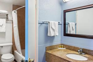 Bilik mandi di Travelodge by Wyndham Las Vegas NM +23 gambar