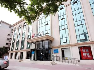 ein Gebäude mit einem Schild an der Vorderseite in der Unterkunft Jinjiang Inn Hotel Tianjin Xinkai Road Branch in Tianjin