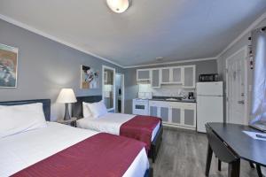 Kuchyň nebo kuchyňský kout v ubytování Maple Leaf Motel & RV Park Resort