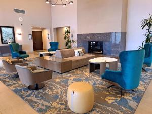 Doubletree by Hilton Buena Park的电视和/或娱乐中心