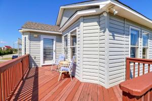 une maison avec une terrasse avec une table et des chaises dans l'établissement 5167 - Wings As Eagles, à Croatan Shores
