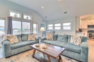 un salon avec deux canapés et une table basse dans l'établissement 5201 - Mint Julep, à Croatan Shores