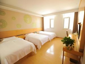 Postel nebo postele na pokoji v ubytování GreenTree Inn Yantai Laizhou Nan Road Unicom Building