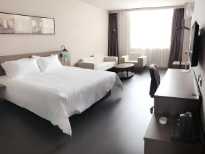 Postel nebo postele na pokoji v ubytování Jinjiang Inn Select Nanchang Liantang + 158 fotografií