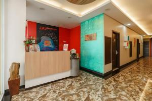 eine Lobby mit Rezeption in einem Gebäude in der Unterkunft Hotel JAV Front One in Lahat
