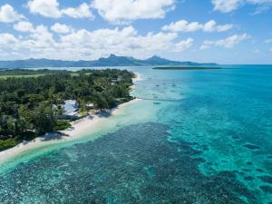 蓝海湾Astroea Beach Hotel的海滩鸟瞰图
