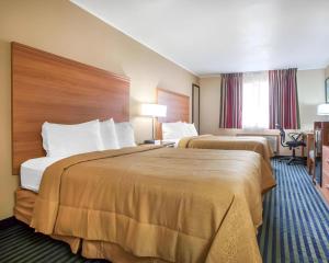 ein Hotelzimmer mit zwei Betten in einem Zimmer in der Unterkunft Quality Inn Ottawa near Starved Rock State Park in Ottawa + 153 Fotos