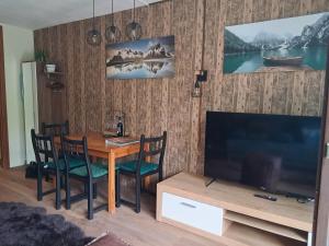Televízia a/alebo spoločenská miestnosť v ubytovaní Grubhof Treetops