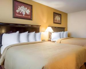 a hotel room with two beds in a room at Quality Inn San Bernardino - Loma Linda in Loma Linda