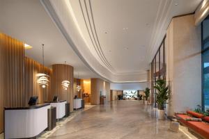 Ο χώρος του λόμπι ή της ρεσεψιόν στο Hilton Garden Inn Chengde High-Tech Zone