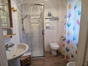 un bagno con doccia, WC e lavandino di Carmen's Home Caserta sud a San Nicola La Strada Altre 19 foto