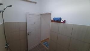 baño con cabina de ducha y puerta en Tapada, en Gili Air