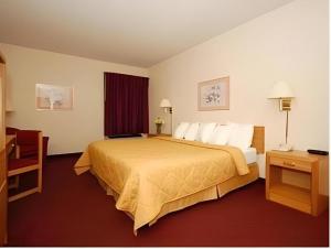 Postel nebo postele na pokoji v ubytování Quality Inn Waynesburg - Morrisville