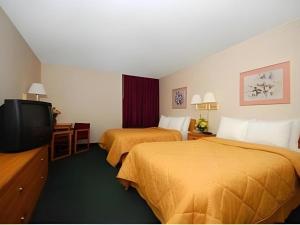 Postel nebo postele na pokoji v ubytování Quality Inn Waynesburg - Morrisville