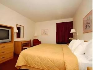 Postel nebo postele na pokoji v ubytování Quality Inn Waynesburg - Morrisville