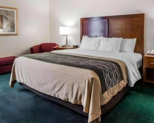 Postel nebo postele na pokoji v ubytování Quality Inn Waynesburg - Morrisville