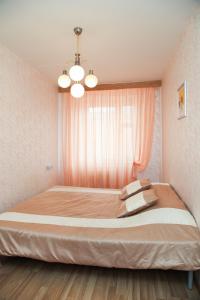 ヤロスラヴリにあるApartments on Sverdlova 11のベッドルーム1室(窓の前に大型ベッド1台付)