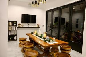 Телевизор и/или развлекательный центр в 20 North Hotel Mae Sai