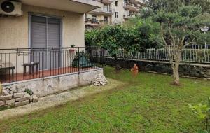 un cortile di una casa con recinto e albero di Carmen's Home Caserta sud a San Nicola La Strada