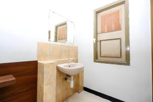 Koupelna v ubytování Super OYO 2436 Hotel Kencana + 127 fotografií