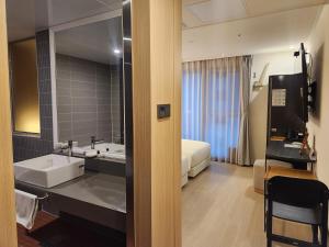 Postel nebo postele na pokoji v ubytování Hound Hotel Busan Station