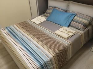 - un lit avec 2 oreillers et une couverture dans l'établissement Villa Sofia, à Lerici 59 autres photos