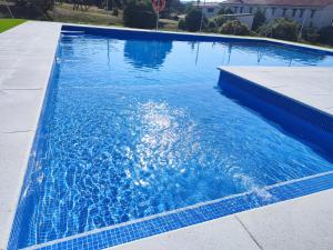 ein Pool mit blauem Wasser in einem Haus in der Unterkunft El Moral Centro de Turismo Rural in Valdecañas + 17 Fotos
