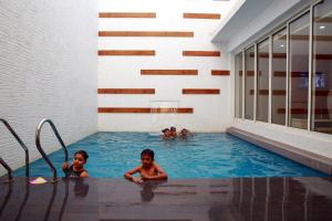 בריכת השחייה שנמצאת ב-Luxe Loft או באזור
