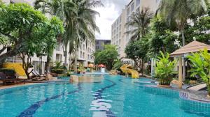una piscina en un resort con un tobogán en Hinn - Namm Hotel, en Hua Hin