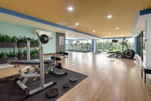 Un gimnasio con cintas de correr y máquinas en una habitación. en Hinn - Namm Hotel, en Hua Hin