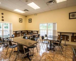 オーランドにあるQuality Inn Kissimmee West - Lake Buena Vista Southの部屋にテーブルと椅子が置かれた教室