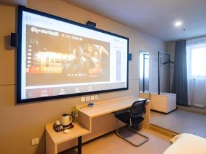 Zimmer mit großer Leinwand in der Unterkunft Jinjiang Inn Weihai Liugong Island Scenic Spot Shopping Market in Weihai