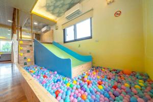 a room with a large pile of balls at Lanyang Beach Villa in Wujie