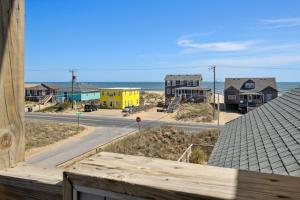 vistas a la playa desde el techo de una casa en 5021 - Suite Pea, en Avalon Bench